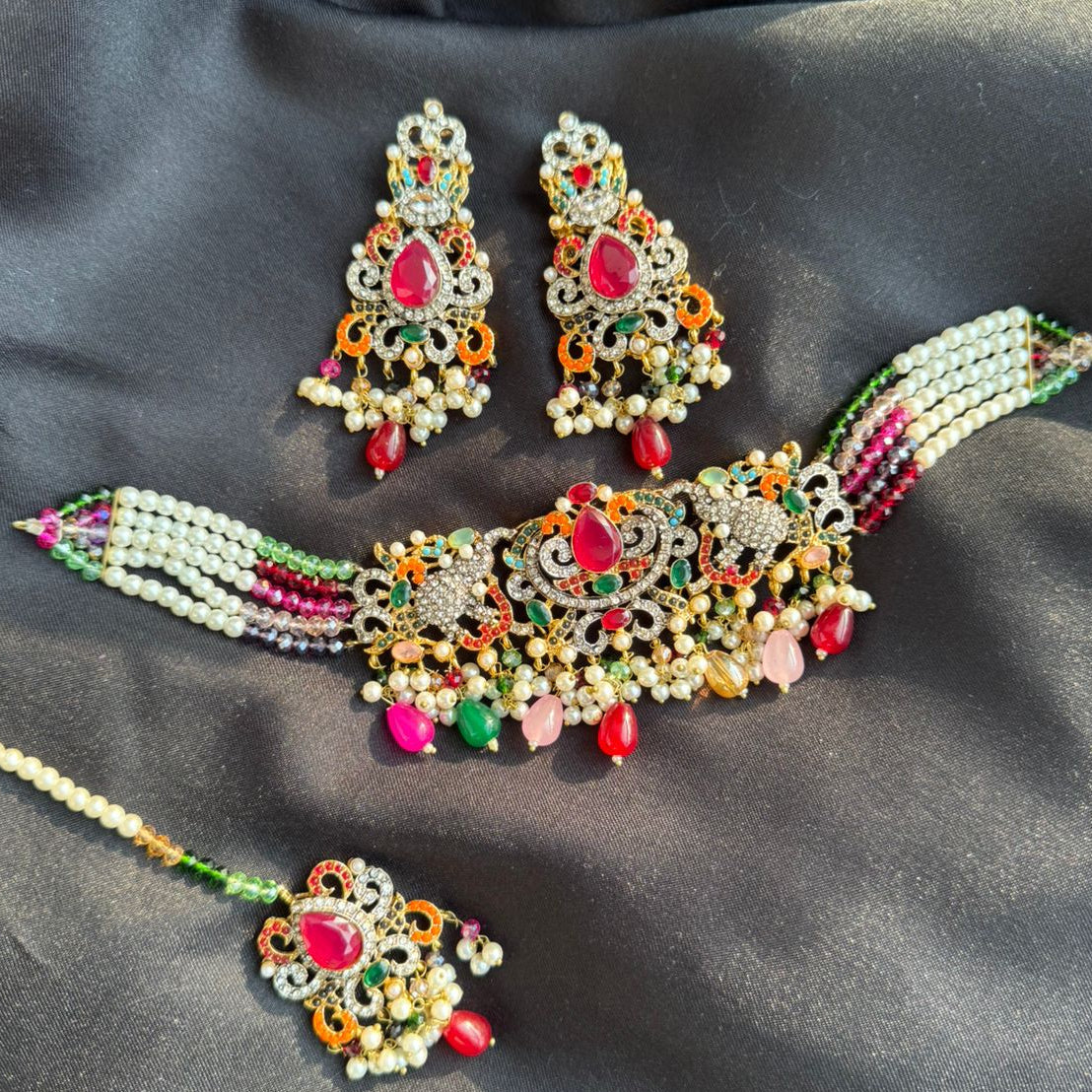 Exquisite Multi-Color Kundan & Pearl Choker Set with Maang Tikka