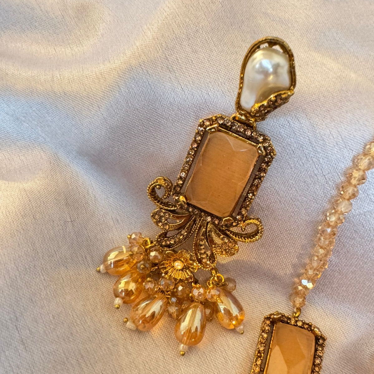 Antique Finish Traditional Gold-Plated Kundan-Look Drop Earrings & Maang Tikka Set
