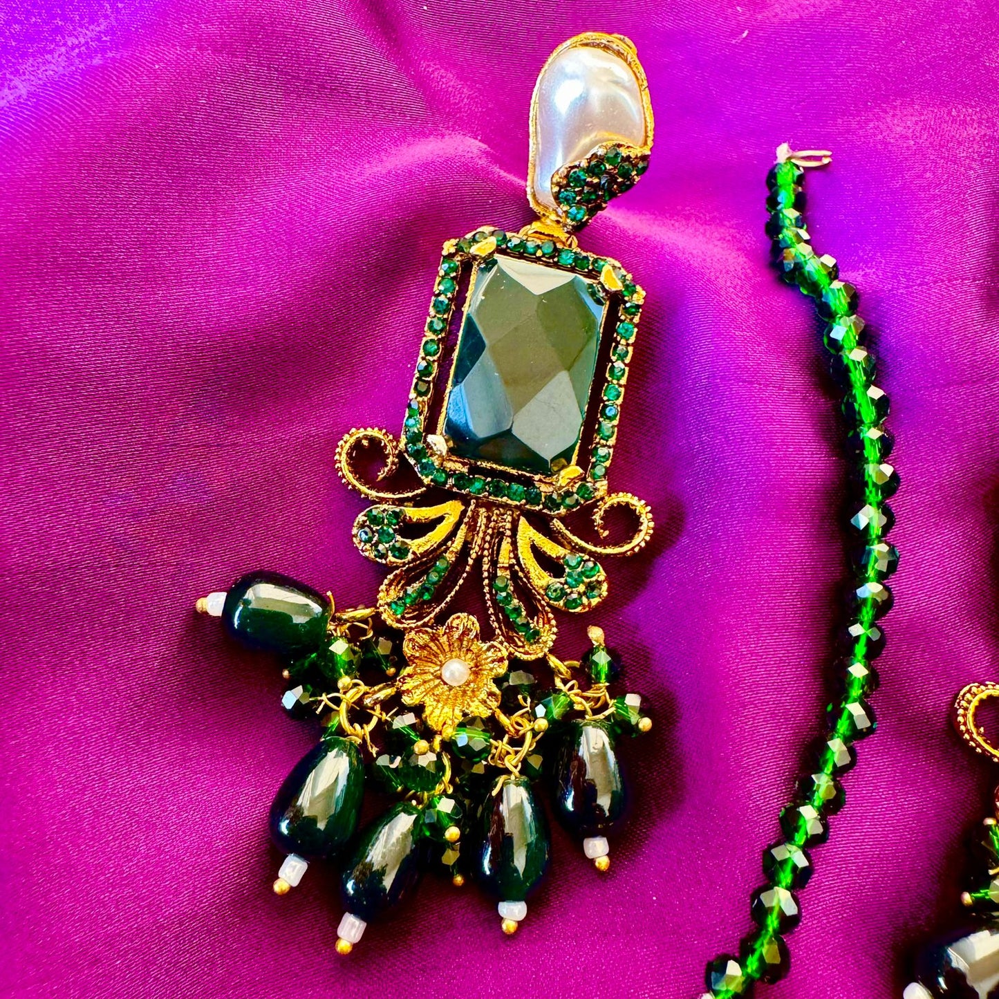 Antique Finish Traditional Gold-Plated Kundan-Look Drop Earrings & Maang Tikka Set