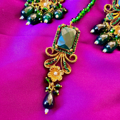 Antique Finish Traditional Gold-Plated Kundan-Look Drop Earrings & Maang Tikka Set