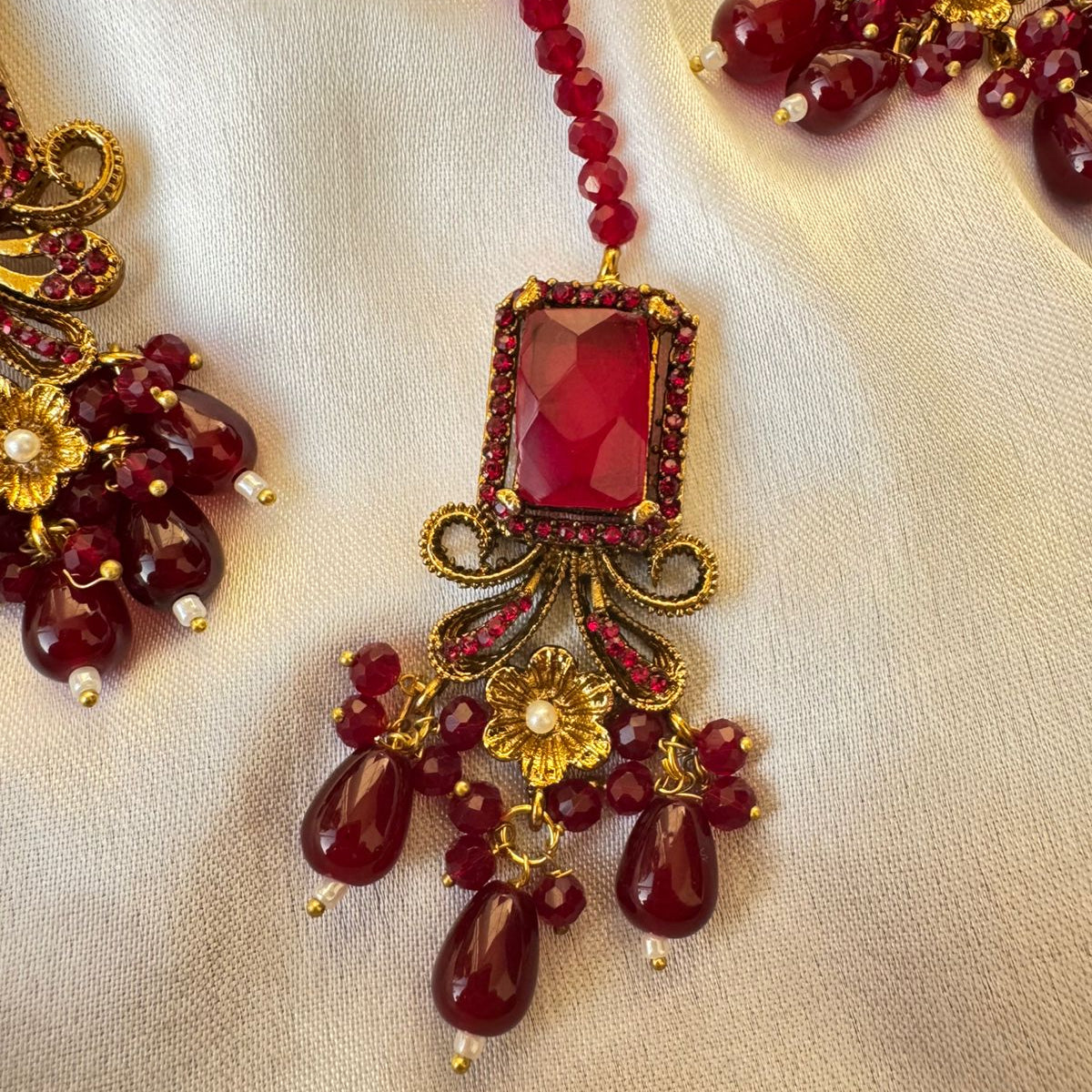Antique Finish Traditional Gold-Plated Kundan-Look Drop Earrings & Maang Tikka Set