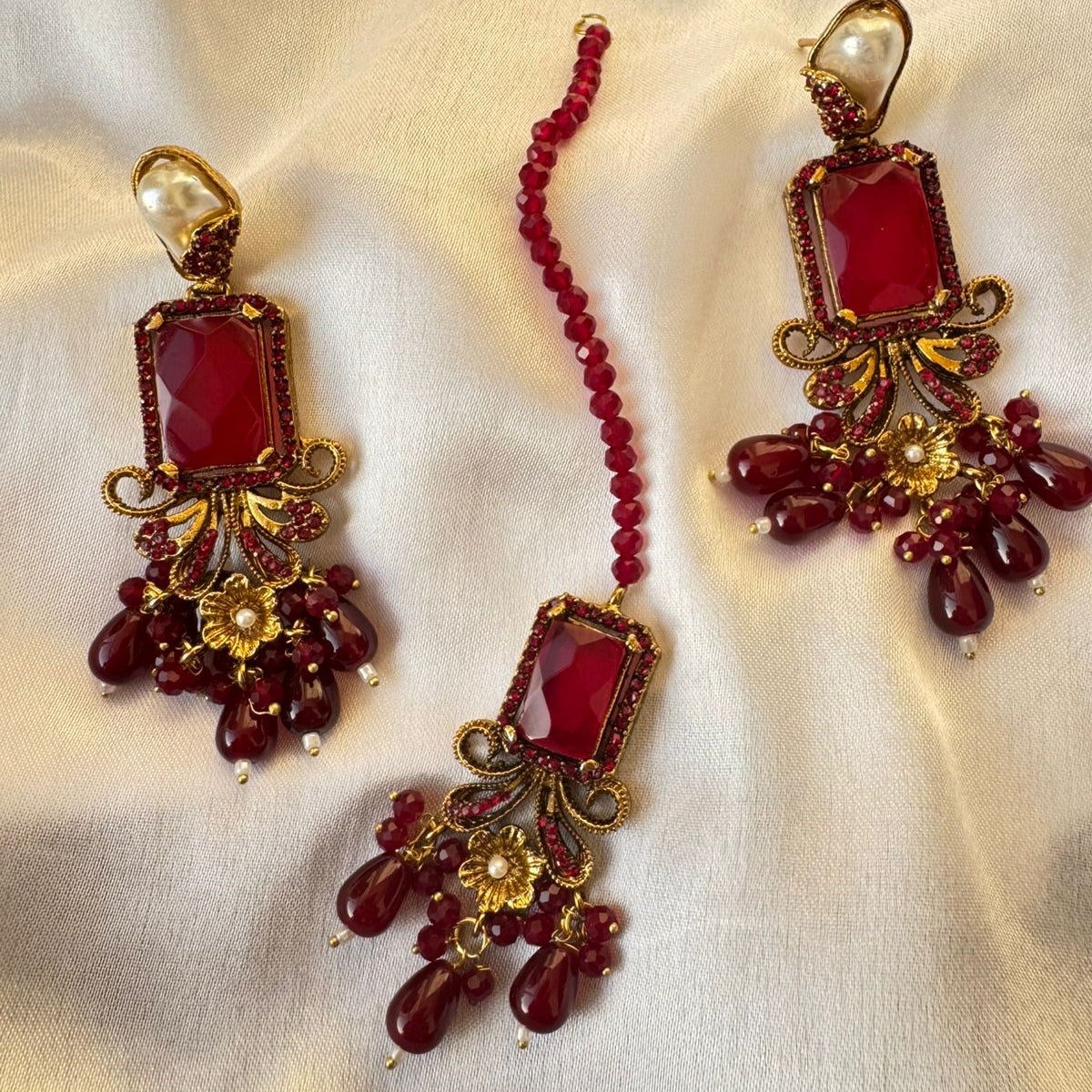 Antique Finish Traditional Gold-Plated Kundan-Look Drop Earrings & Maang Tikka Set